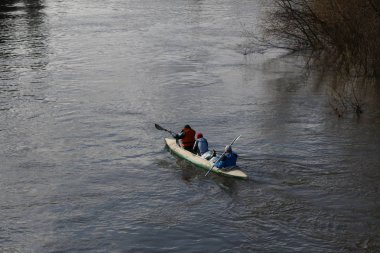 nehirde rafting. turistler Kano üzerinde sel orman nehirde yüzmek. Bahar Orman yüksek su kayağı.