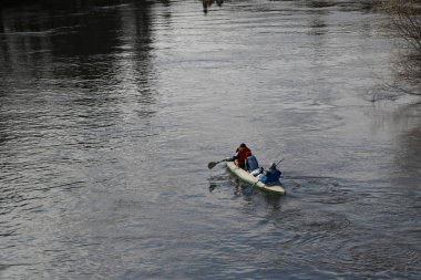 nehirde rafting. turistler Kano üzerinde sel orman nehirde yüzmek. Bahar Orman yüksek su kayağı.