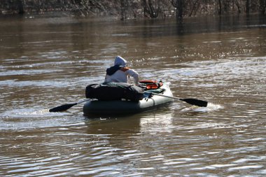 nehirde rafting. turistler Kano üzerinde sel orman nehirde yüzmek. Bahar Orman yüksek su kayağı.