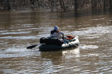 nehirde rafting. turistler Kano üzerinde sel orman nehirde yüzmek. Bahar Orman yüksek su kayağı.