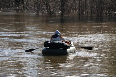 nehirde rafting. turistler Kano üzerinde sel orman nehirde yüzmek. Bahar Orman yüksek su kayağı.