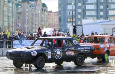 Kazan, Rusya - 29 Nisan 2018: Aşırı Otomobil Fuarı - araba isyanı. Arabalar ve sürücüleri küçük arenada Derby yıkım ile rekabet eder. Arabalar şiddetli çarpışmalar ve acciden sonra hayatta kalmak için mücadele