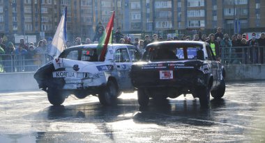 Kazan, Rusya - 29 Nisan 2018: Aşırı Otomobil Fuarı - araba isyanı. Arabalar ve sürücüleri küçük arenada Derby yıkım ile rekabet eder. Arabalar şiddetli çarpışmalar ve acciden sonra hayatta kalmak için mücadele