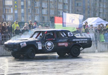 Kazan, Rusya - 29 Nisan 2018: Aşırı Otomobil Fuarı - araba isyanı. Arabalar ve sürücüleri küçük arenada Derby yıkım ile rekabet eder. Arabalar şiddetli çarpışmalar ve acciden sonra hayatta kalmak için mücadele