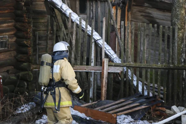 itfaiyeci üniforması giyen, kask ve özel oksijen maskesi için nefes, gaz maskesi ve sıkıştırılmış hava ile balon bir yangından sonra çalışma.