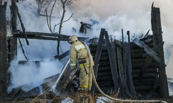 Strażak Gasi Ogień Strażak Trzyma Węża Wodą Podlewanie Silny Strumień — Zdjęcie stockowe