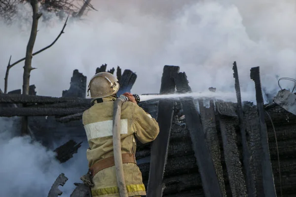 Bombero Apaga Fuego Bombero Que Sostiene Manguera Con Agua Regando — Foto de Stock