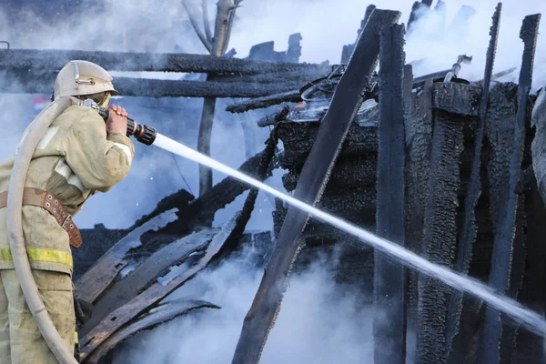 Strażak Gasi Ogień Strażak Dym Wylewa Płonącego Budynku Wodą Węża — Zdjęcie stockowe
