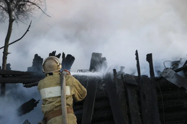 Bombero Apaga Fuego Bombero Humo Vierte Edificio Llamas Con Agua — Foto de Stock