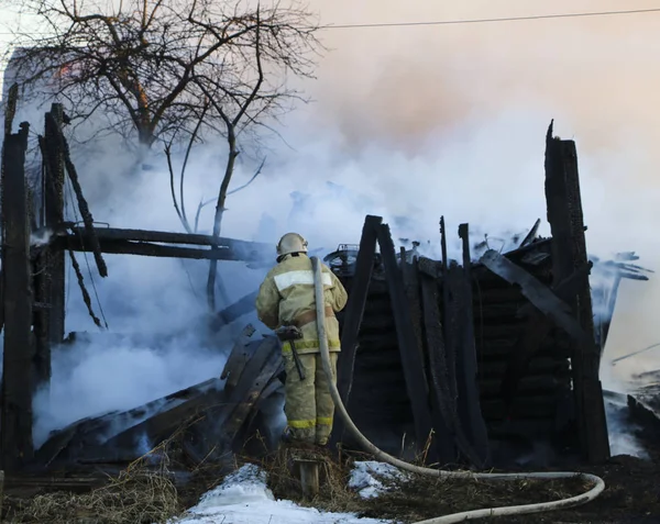 Bombero Apaga Fuego Bombero Humo Vierte Edificio Llamas Con Agua — Foto de Stock