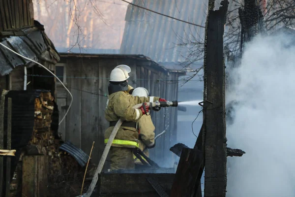 Bombero Apaga Fuego Bombero Humo Vierte Edificio Llamas Con Agua — Foto de Stock