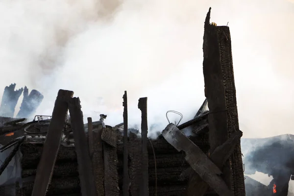 Conflagración Ruinas Restos Casa Madera Quemada Leña Carbonizada Quemada Humo — Foto de Stock