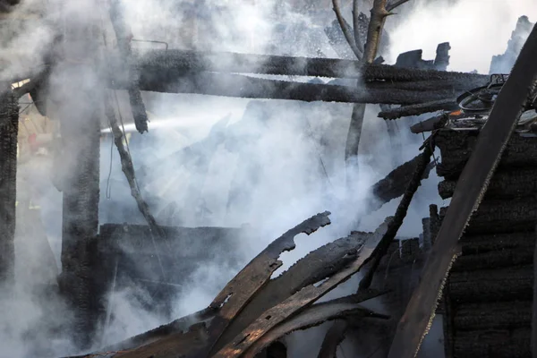 Conflagración Ruinas Restos Casa Madera Quemada Leña Carbonizada Quemada Humo — Foto de Stock