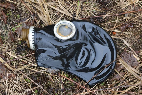 Gamla Gasmask Ligger Vissnat Gräs Efter Regn Koncept Biologiska Och — Stockfoto