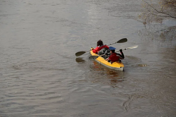 Рафтинг Реке Туристы Плавают Лесной Реке Наводнении Каноэ Каякинг Высокой — стоковое фото