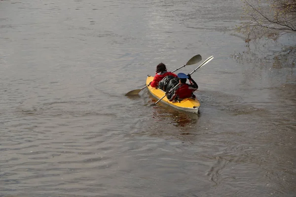 川でのラフティング 観光客は カヌーに森川は洪水で泳ぐ 春の森の高い水でカヤック — ストック写真