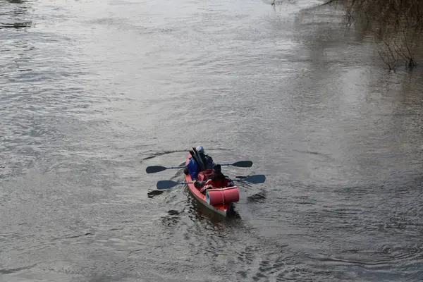 nehirde rafting. turistler Kano üzerinde sel orman nehirde yüzmek. Bahar Orman yüksek su kayağı.