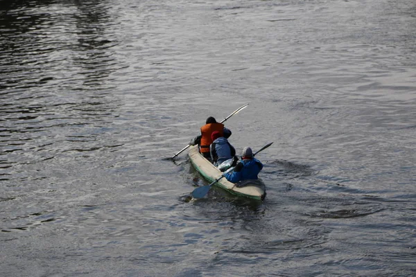 Rafting Řece Turisté Plavat Lesní Řeky Povodní Kánoi Jízda Kajaku — Stock fotografie