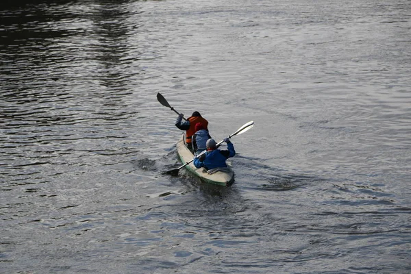 漂流在河上 游客们在森林里的森林里 在独木舟上泛水 在泉水森林的高水上皮划艇 — 图库照片