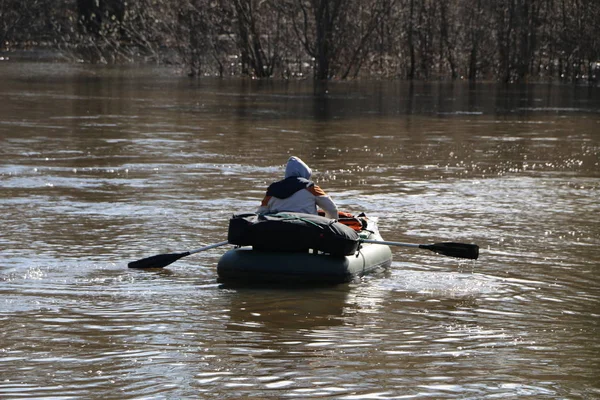 nehirde rafting. turistler Kano üzerinde sel orman nehirde yüzmek. Bahar Orman yüksek su kayağı.