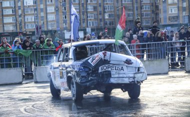 Kazan, Rusya - 29 Nisan 2018: Aşırı Otomobil Fuarı - araba isyanı. Arabalar ve sürücüleri küçük arenada Derby yıkım ile rekabet eder. Arabalar şiddetli çarpışmalar ve acciden sonra hayatta kalmak için mücadele