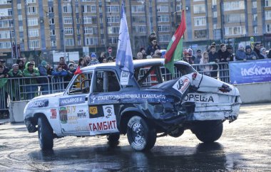 Kazan, Rusya - 29 Nisan 2018: Aşırı Otomobil Fuarı - araba isyanı. Arabalar ve sürücüleri küçük arenada Derby yıkım ile rekabet eder. Arabalar şiddetli çarpışmalar ve acciden sonra hayatta kalmak için mücadele