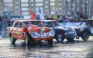 Kazan, Rusya - 29 Nisan 2018: Aşırı Otomobil Fuarı - araba isyanı. Arabalar ve sürücüleri küçük arenada Derby yıkım ile rekabet eder. Arabalar şiddetli çarpışmalar ve acciden sonra hayatta kalmak için mücadele