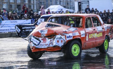 Kazan, Rusya - 29 Nisan 2018: Aşırı Otomobil Fuarı - araba isyanı. Arabalar ve sürücüleri küçük arenada Derby yıkım ile rekabet eder. Arabalar şiddetli çarpışmalar ve acciden sonra hayatta kalmak için mücadele