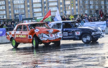 Kazan, Rusya - 29 Nisan 2018: Aşırı Otomobil Fuarı - araba isyanı. Arabalar ve sürücüleri küçük arenada Derby yıkım ile rekabet eder. Arabalar şiddetli çarpışmalar ve acciden sonra hayatta kalmak için mücadele