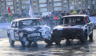 Kazan, Rusya - 29 Nisan 2018: Aşırı Otomobil Fuarı - araba isyanı. Arabalar ve sürücüleri küçük arenada Derby yıkım ile rekabet eder. Arabalar şiddetli çarpışmalar ve acciden sonra hayatta kalmak için mücadele