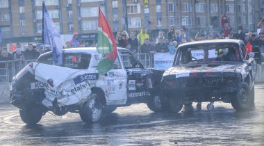 Kazan, Rusya - 29 Nisan 2018: Aşırı Otomobil Fuarı - araba isyanı. Arabalar ve sürücüleri küçük arenada Derby yıkım ile rekabet eder. Arabalar şiddetli çarpışmalar ve acciden sonra hayatta kalmak için mücadele