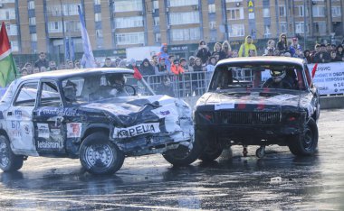 Kazan, Rusya - 29 Nisan 2018: Aşırı Otomobil Fuarı - araba isyanı. Arabalar ve sürücüleri küçük arenada Derby yıkım ile rekabet eder. Arabalar şiddetli çarpışmalar ve acciden sonra hayatta kalmak için mücadele