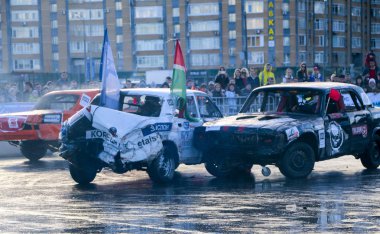Kazan, Rusya - 29 Nisan 2018: Aşırı Otomobil Fuarı - araba isyanı. Arabalar ve sürücüleri küçük arenada Derby yıkım ile rekabet eder. Arabalar şiddetli çarpışmalar ve acciden sonra hayatta kalmak için mücadele