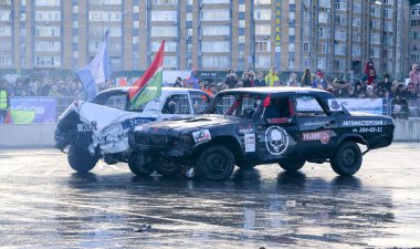 Kazan, Rusya - 29 Nisan 2018: Aşırı Otomobil Fuarı - araba isyanı. Arabalar ve sürücüleri küçük arenada Derby yıkım ile rekabet eder. Arabalar şiddetli çarpışmalar ve acciden sonra hayatta kalmak için mücadele