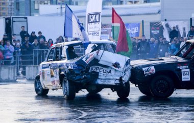 Kazan, Rusya - 29 Nisan 2018: Aşırı Otomobil Fuarı - araba isyanı. Arabalar ve sürücüleri küçük arenada Derby yıkım ile rekabet eder. Arabalar şiddetli çarpışmalar ve acciden sonra hayatta kalmak için mücadele