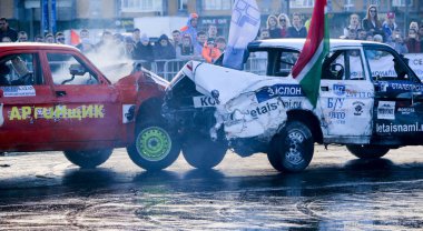 Kazan, Rusya - 29 Nisan 2018: Aşırı Otomobil Fuarı - araba isyanı. Arabalar ve sürücüleri küçük arenada Derby yıkım ile rekabet eder. Arabalar şiddetli çarpışmalar ve acciden sonra hayatta kalmak için mücadele