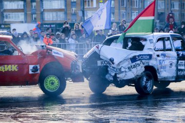 Kazan, Rusya - 29 Nisan 2018: Aşırı Otomobil Fuarı - araba isyanı. Arabalar ve sürücüleri küçük arenada Derby yıkım ile rekabet eder. Arabalar şiddetli çarpışmalar ve acciden sonra hayatta kalmak için mücadele