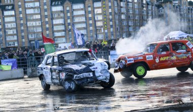 Kazan, Rusya - 29 Nisan 2018: Aşırı Otomobil Fuarı - araba isyanı. Arabalar ve sürücüleri küçük arenada Derby yıkım ile rekabet eder. Arabalar şiddetli çarpışmalar ve acciden sonra hayatta kalmak için mücadele