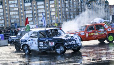 Kazan, Rusya - 29 Nisan 2018: Aşırı Otomobil Fuarı - araba isyanı. Arabalar ve sürücüleri küçük arenada Derby yıkım ile rekabet eder. Arabalar şiddetli çarpışmalar ve acciden sonra hayatta kalmak için mücadele