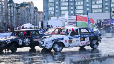 Kazan, Rusya - 29 Nisan 2018: Aşırı Otomobil Fuarı - araba isyanı. Arabalar ve sürücüleri küçük arenada Derby yıkım ile rekabet eder. Arabalar şiddetli çarpışmalar ve acciden sonra hayatta kalmak için mücadele