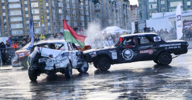 Kazan, Rusya - 29 Nisan 2018: Aşırı Otomobil Fuarı - araba isyanı. Arabalar ve sürücüleri küçük arenada Derby yıkım ile rekabet eder. Arabalar şiddetli çarpışmalar ve acciden sonra hayatta kalmak için mücadele
