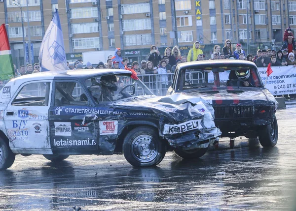 Kazan, Rusya - 29 Nisan 2018: Aşırı Otomobil Fuarı - araba isyanı. Arabalar ve sürücüleri küçük arenada Derby yıkım ile rekabet eder. Arabalar şiddetli çarpışmalar ve acciden sonra hayatta kalmak için mücadele