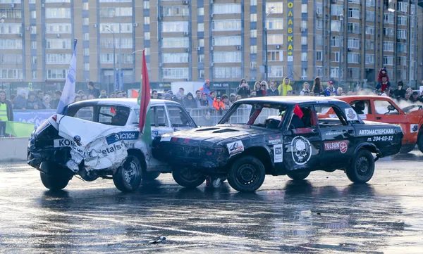 Kazan, Rusya - 29 Nisan 2018: Aşırı Otomobil Fuarı - araba isyanı. Arabalar ve sürücüleri küçük arenada Derby yıkım ile rekabet eder. Arabalar şiddetli çarpışmalar ve acciden sonra hayatta kalmak için mücadele