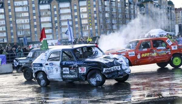 Kazan, Rusya - 29 Nisan 2018: Aşırı Otomobil Fuarı - araba isyanı. Arabalar ve sürücüleri küçük arenada Derby yıkım ile rekabet eder. Arabalar şiddetli çarpışmalar ve acciden sonra hayatta kalmak için mücadele