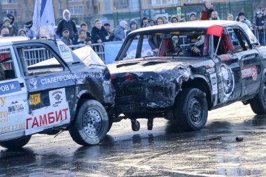 Kazan, Rusya - 29 Nisan 2018: Aşırı Otomobil Fuarı - araba isyanı. Arabalar ve sürücüleri küçük arenada Derby yıkım ile rekabet eder. Arabalar şiddetli çarpışmalar ve acciden sonra hayatta kalmak için mücadele