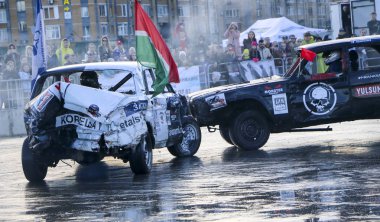 Kazan, Rusya - 29 Nisan 2018: Aşırı Otomobil Fuarı - araba isyanı. Arabalar ve sürücüleri küçük arenada Derby yıkım ile rekabet eder. Arabalar şiddetli çarpışmalar ve acciden sonra hayatta kalmak için mücadele