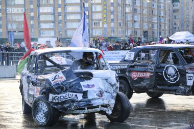 Kazan, Rusya - 29 Nisan 2018: Aşırı Otomobil Fuarı - araba isyanı. Arabalar ve sürücüleri küçük arenada Derby yıkım ile rekabet eder. Arabalar şiddetli çarpışmalar ve acciden sonra hayatta kalmak için mücadele