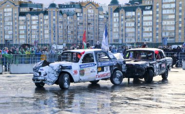 Kazan, Rusya - 29 Nisan 2018: Aşırı Otomobil Fuarı - araba isyanı. Arabalar ve sürücüleri küçük arenada Derby yıkım ile rekabet eder. Arabalar şiddetli çarpışmalar ve acciden sonra hayatta kalmak için mücadele