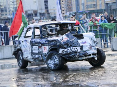 Kazan, Rusya - 29 Nisan 2018: Aşırı Otomobil Fuarı - araba isyanı. Arabalar ve sürücüleri küçük arenada Derby yıkım ile rekabet eder. Arabalar şiddetli çarpışmalar ve acciden sonra hayatta kalmak için mücadele