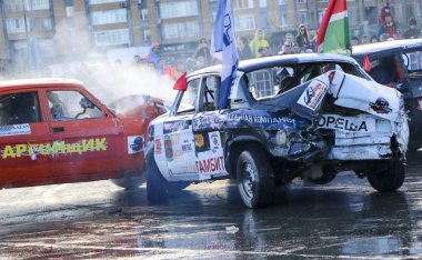 Kazan, Rusya - 29 Nisan 2018: Aşırı Otomobil Fuarı - araba isyanı. Arabalar ve sürücüleri küçük arenada Derby yıkım ile rekabet eder. Arabalar şiddetli çarpışmalar ve acciden sonra hayatta kalmak için mücadele